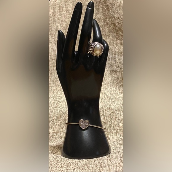 Faux pearl Statement Ring (stretch to fit any size) - Picture 3 of 5